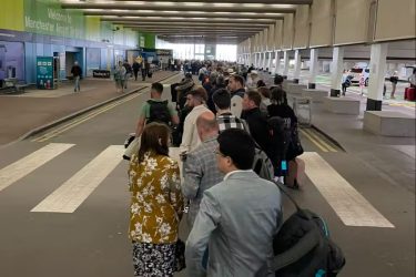 سرگردانی مسافران و ایجاد صف‌های طولانی در فرودگاه لندن